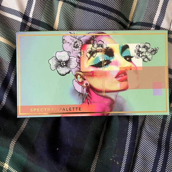 Linda Hallberg Spectral face palette with box gently used. Downsizing collection - Picture 2 of 5